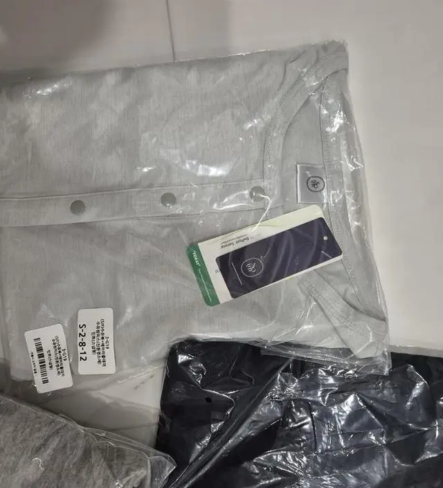 실제로 입어보니  구김도 안가구  재질도  좋아요
