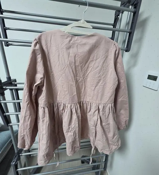 배송오고 한 번 빨아서 입으려고 세탁했는데.... 구김이 엄청 심합니다^.ㅠ 가슴부분이