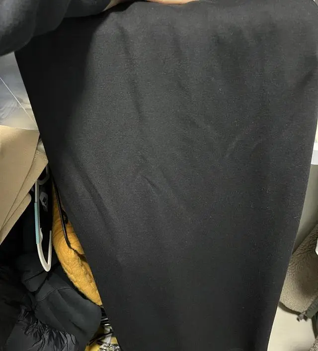 재질이 정말 너무 부드러워요!! 검은색인데 먼지가 잘붙는 재질도 아니어서 입기 편합니