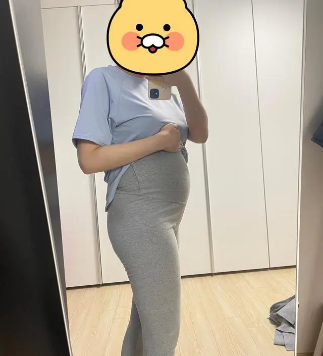 사이즈 고민을 했는데 큰걸로 사길 잘했어요 배가 엄청 빨리 늘어나더라구요! 잘 입겠습