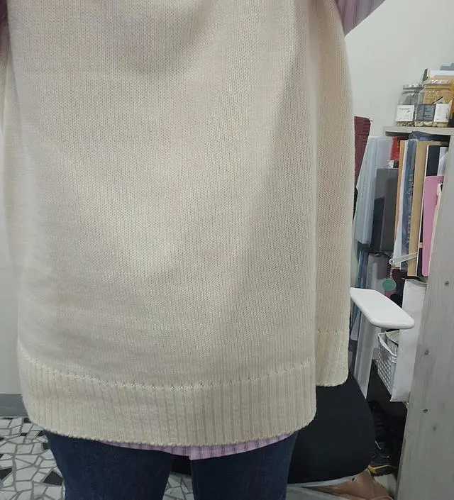 두꺼운 니트 조끼가 아니라 여름 오기전에 반팔에 입어도 될거 같아요.재질도 부드럽고