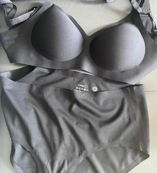 저번에 라지로시켰는데 사이즈조금 큰거같아서 엠으로 다시시켰어요.괜찮은거같아요.