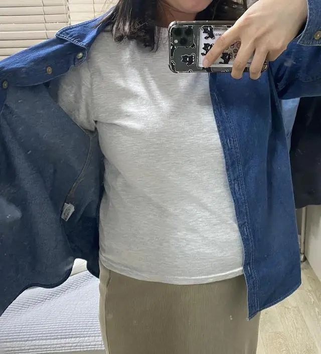 반팔 소재가 탄탄해서 좋아요 목도 잘 안늘어날 소재네요~ 너무 어벙벙하게 입으면 뚱뚱