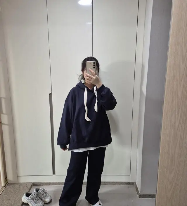 엄~~청 편해요. 아직 배가 나오진 않았지만 임신전에부터 살 찌던 중이어서 원래 입던 