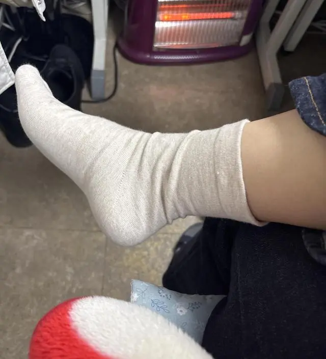 블랙과 연베이지 색상으로 구매했는데, 신은 듯 안 신은 듯 발목 졸림이 없어 너~~~~무