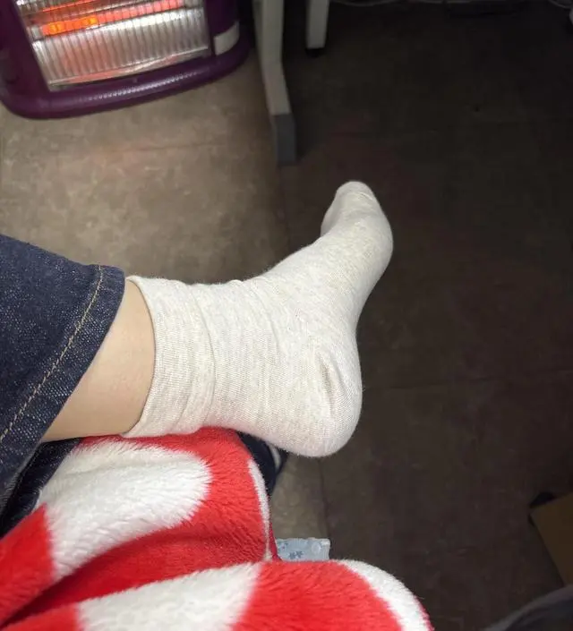 연베이지, 블략 색상으로 구매했는데, 신은 듯 안 신은 듯 편해요. 발목이 눌려 다리가