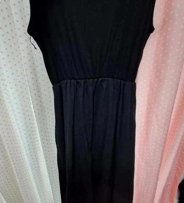 배가 나오면서 바지가 조이는것같아 봄맞이 원피스 구매했어요! 색상과 디자인이 무난해