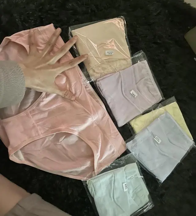 크게 보이지만 입으면 딱 맞아요 .. 그리고
