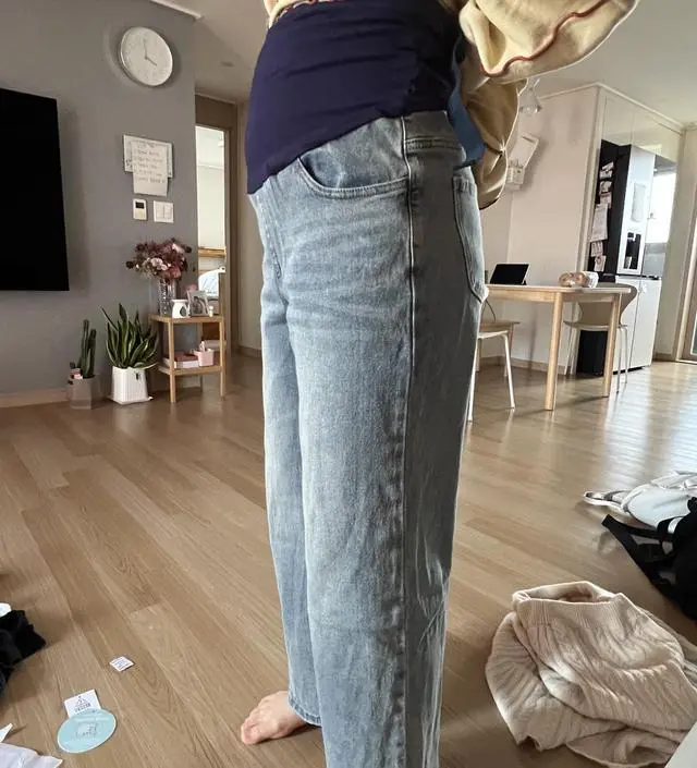 164 62kg 13주차 하비인데 핏 예쁘네요 물론 아직 배가 안나와서 접어 입어야해요. 다리