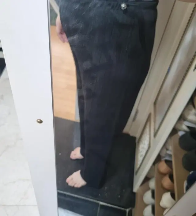 적당히찰랑거리면서 감촉이좋아서 매일입어질 바지에요! 키가 170이 넘어서 항상 길이가