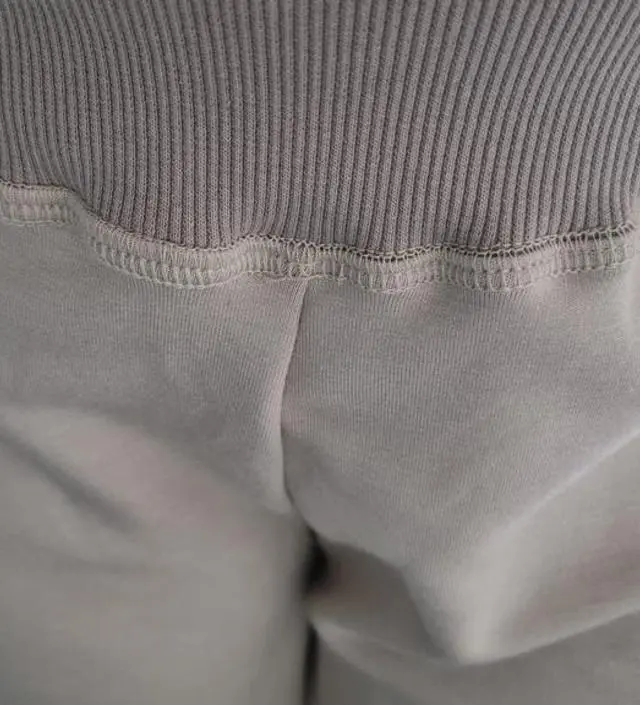 슬랙스 같은 거라 외출할 때도 입는용이라고 해서 샀는데
