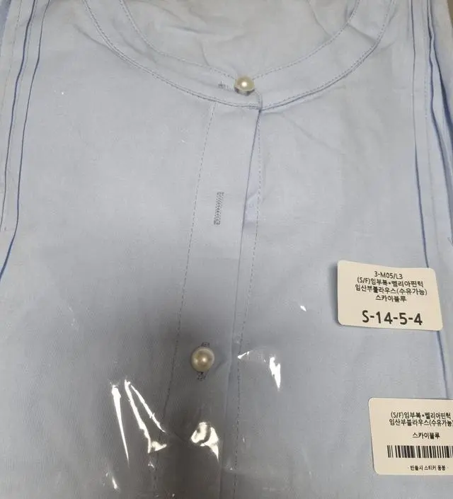 생각했던 것보다 소재가 도톰하네요. 입으니깐 화사하니 예뻐요~!! 아쉬운 건 단추 한개