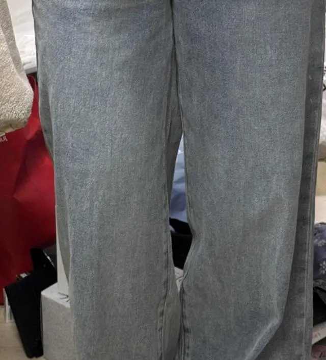 빈티지한 색감이 예뻐요 주머니 안쪽에 뭉친 먼지가 많아서 다 빼줬어요. 정면에서 봤을