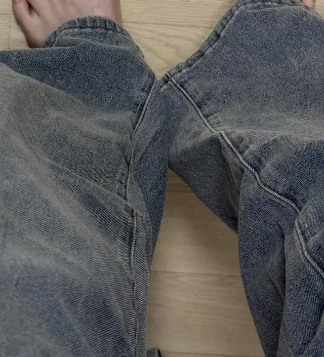 빈티지한 색감이 예뻐요 주머니 안쪽에 뭉친 먼지가 많아서 다 빼줬어요. 정면에서 봤을