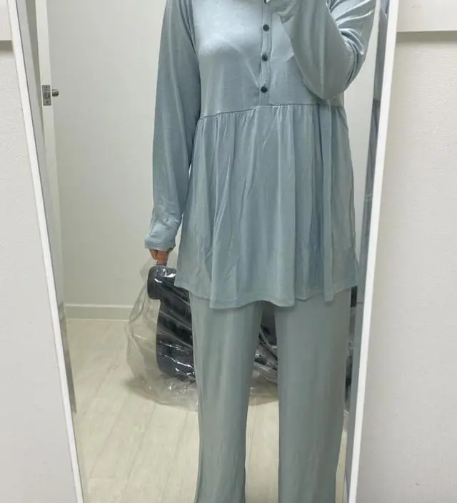 소재가 부드러워서 집에서 입고있기 좋을 것 같아요 배 부분도 편하네요