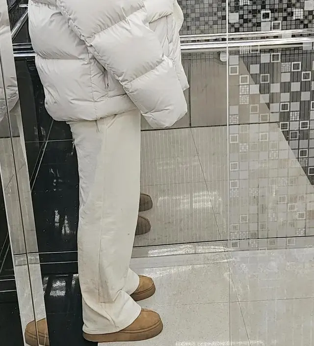 임신하면서 80kg가 넘어가 바지가 안맞으면 어쩌나 고민 많이 하다가 시켰는데 허벅지쪽