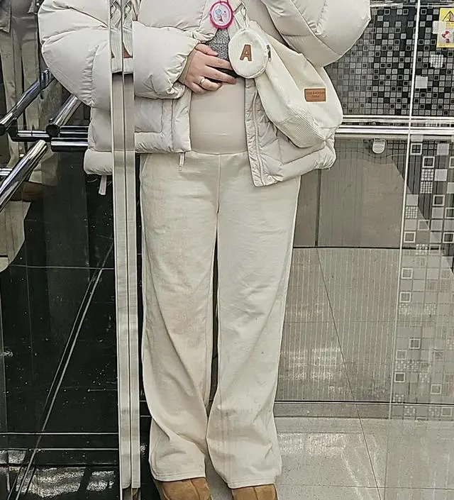 임신하면서 80kg가 넘어가 바지가 안맞으면 어쩌나 고민 많이 하다가 시켰는데 허벅지쪽