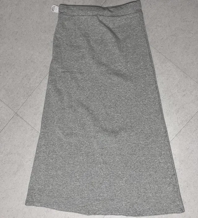 여름에 입을 치마로 사봤는데 얇고 부드럽고 편하네요~ 제가 키가 작아서 한번 허리 접