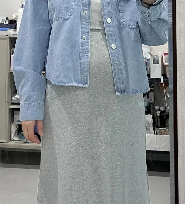 여름에 입을 치마로 사봤는데 얇고 부드럽고 편하네요~ 제가 키가 작아서 한번 허리 접