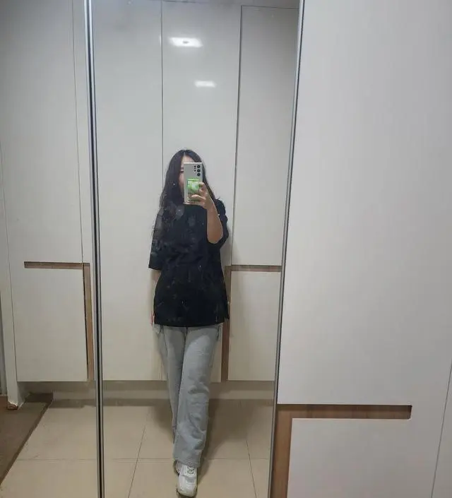 카키 색상도 예쁘고 넉넉하고 여유로운 핏도 예뻐요^^  편하게 이너로도 활용도가 높을