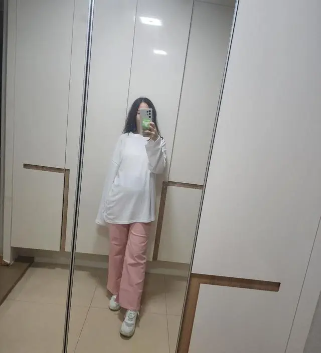 다태아라 배가 금방 커질 것 같아서 가장 큰 사이즈로 주문했더니 아주 많이 큽니다 ㅎ