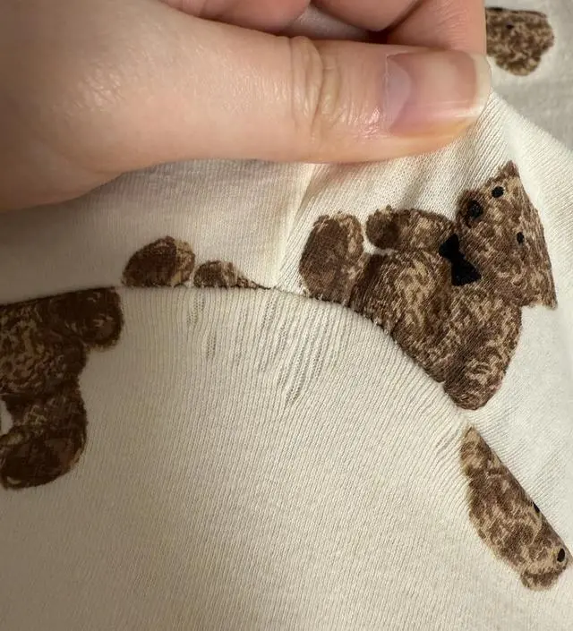 옷 받아보고 생각보다 좀 누런 색감이라 당황했지만 곰돌이가 귀엽고 또 집에서만 입을