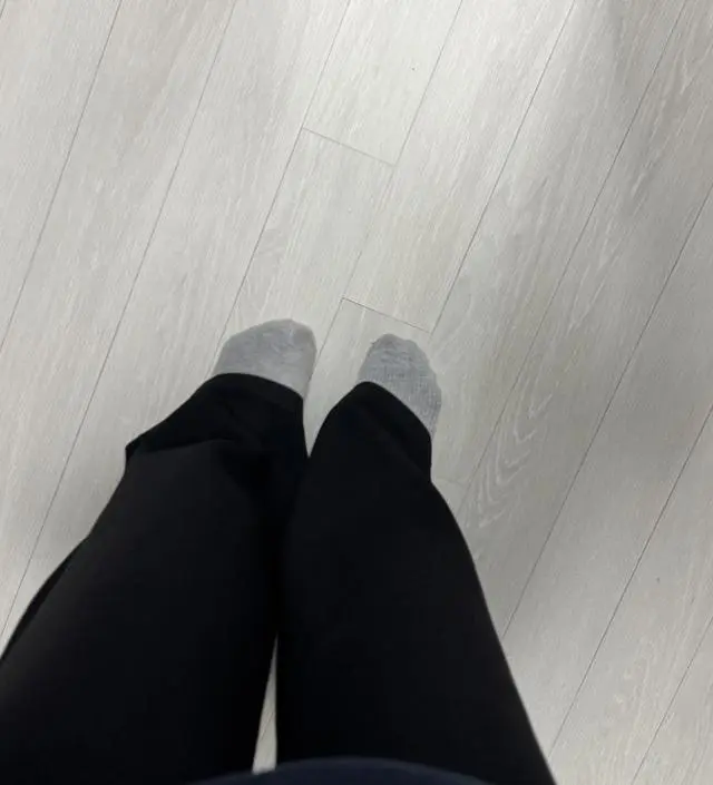 유명한 바지라 샀는데 입은듯 안 입은듯 너무 편해요!! 촉감은 부들쫀득한 느낌이구,,,