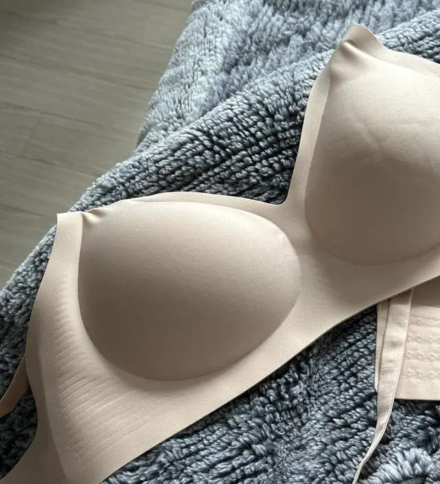 이 브라는 착용감이 정말 부드럽고 편안해서 하루 종일 입고 있어도 부담이 없을 것 같