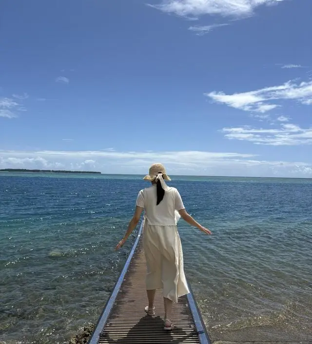 괌 가서 입었는데 예쁘게 잘 맞아요!! 레이어드 하기에도 암거나 다 잘 어울리더라고요