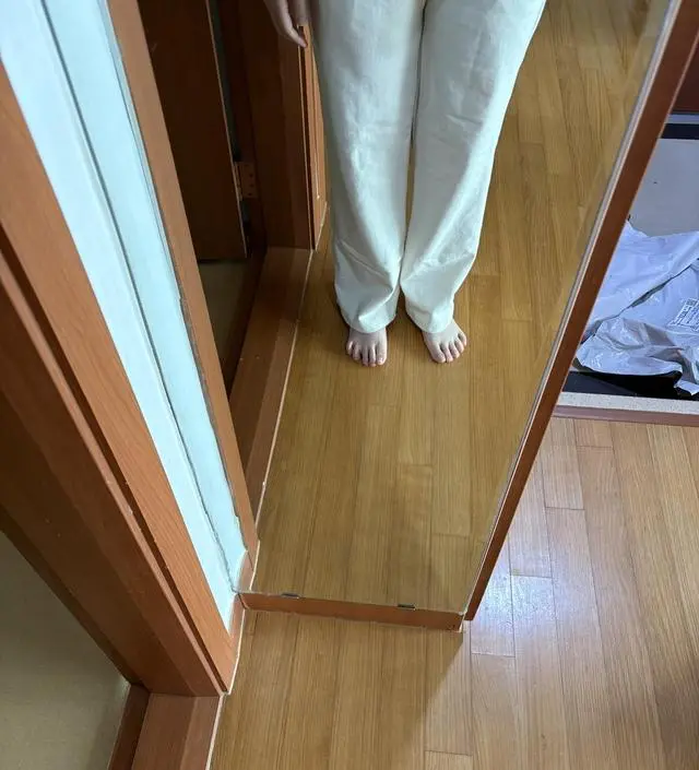 크림색 임부복이 없어서 구매했는데 편하게 입기 좋은거 같아요 주머니가 좀 밑에 있는