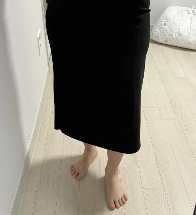 급하게 결혼식갈때 입을 치마를 샀는데 재질도 시원해보이고 좋아요 배부분이 안쪼여서