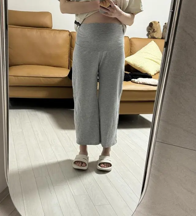 각 색상이 소재가 좀 다른거 같네요 메란지는 약간빳빳하고 블랙은 촤르르해요 둘 다 편