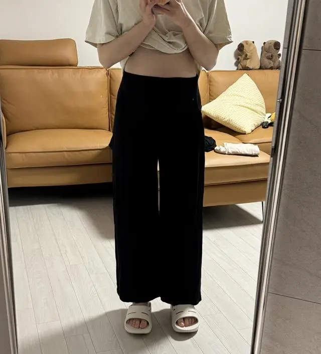 각 색상이 소재가 좀 다른거 같네요 메란지는 약간빳빳하고 블랙은 촤르르해요 둘 다 편