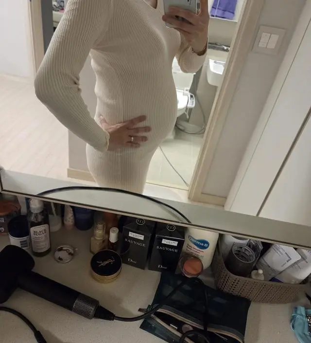 날씬한 사람 입기 좋은거 같아요. 아이보리 색이라 진한색 팬티입으면 비쳐서 속옷 치마