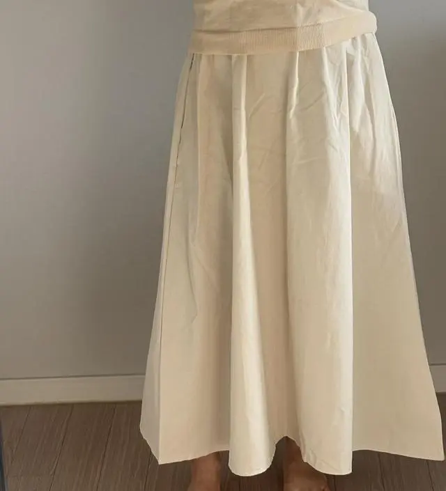 탄탄한 소재의 원피스네요!!! 비침 없고 딱 봄~가을까지 잘 입을 수 있는 소재라 너무 