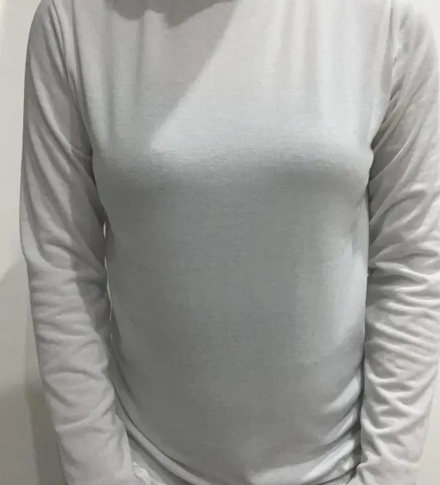 봄에 입기 딱 좋은 두께와 재질인 거 같아요~ 안에 회색 속옷 입었을 때 사알짝 비치긴