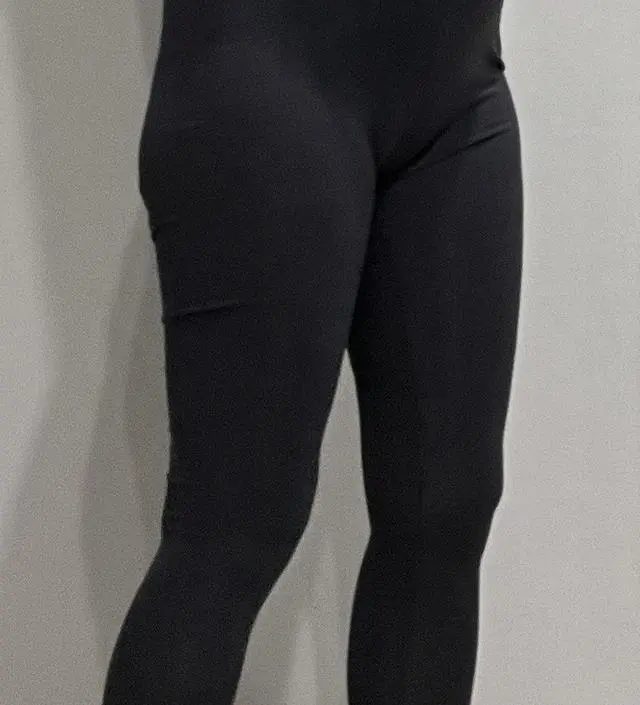 봄철 즈음에 입기 딱 좋은 재질에 두께인 거 같아요~ 먹색은 좀 보라끼가 살짝 돌고 저