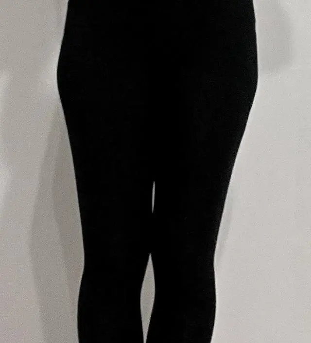 봄에 입으려고 샀는데 재질도 두께도 좋아요~ 진메란지가 신축성이 살짝 더 있는 거 같