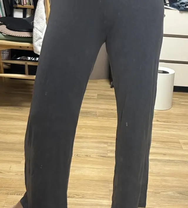 너어어어무 편합니다~~ 찰랑거리는 소재고 배 부분도 하나도 안 쪼여요~ 전에 입던 건 