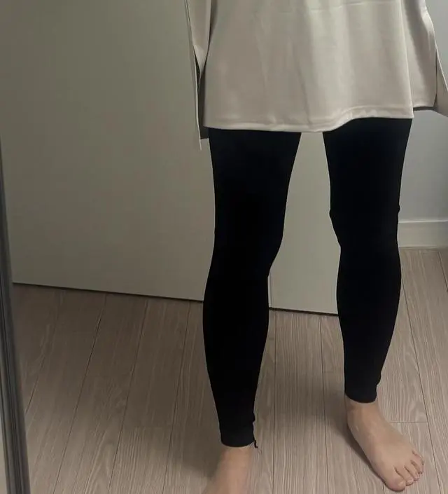 아주 탄탄한 소재의 레깅스 입니다. 아직 처음이라 엄청 타이트 하네요 ㅋㅋㅋ 좀 입다