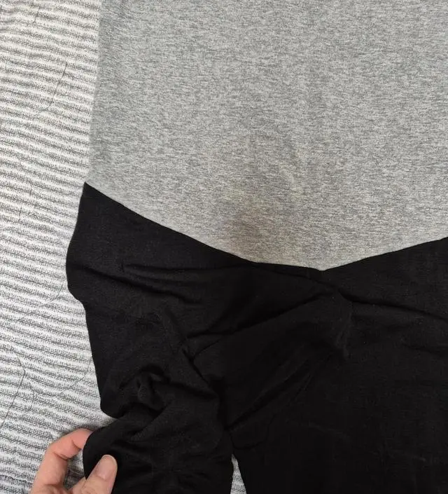 집에서 입는 홈웨어로 샀는데 찰랑찰랑 시원하고 배부분은 코튼이라 잘 잡아줍니다 ~