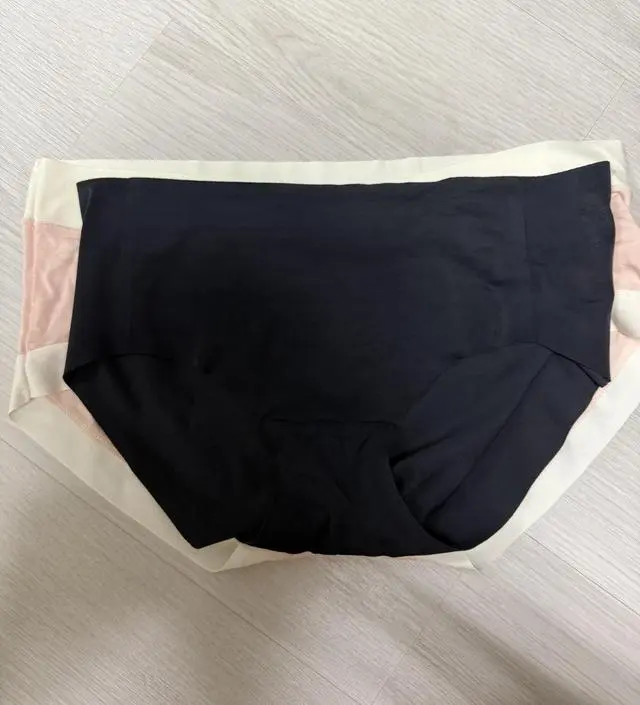 평소에 유니클로 심리스 M사이즈 입는 편인데, 임신해서 배도나오고 엉덩이도 커졌나(?