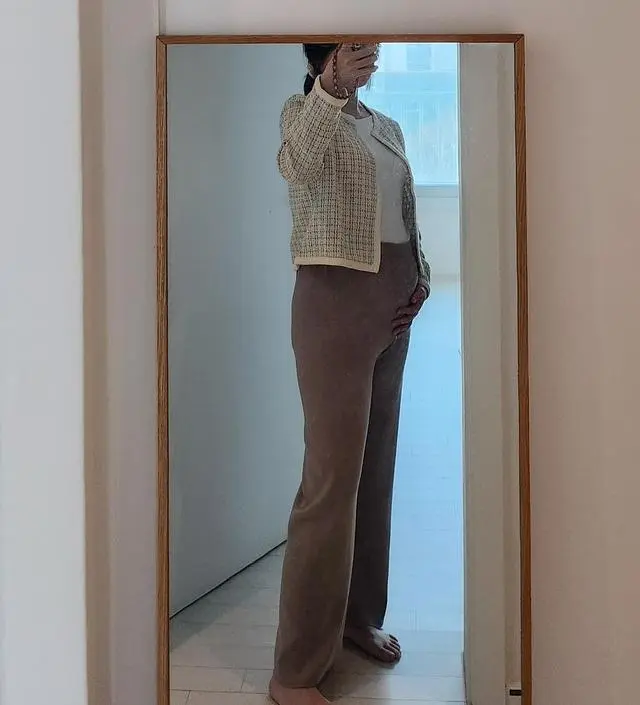 18주 둥이 임산부입니다. 상의 55사이즈 입는데 알맞게 맞습니다. 봄, 가을에 가볍게 입