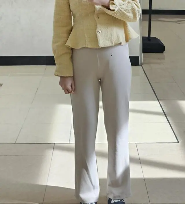 얇아서 여름까지 입을 수 있을거 같아요 3월엔 춥네요..ㅠㅠ 심리스 속옷아니면 비쳐요