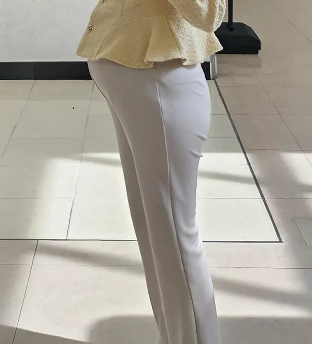 얇아서 여름까지 입을 수 있을거 같아요 3월엔 춥네요..ㅠㅠ 심리스 속옷아니면 비쳐요