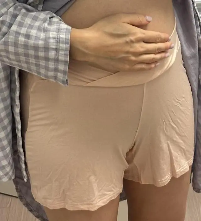 얇고 통풍이 잘 되서 집에서 여름에 입기 좋겠어요!!! 배 부분 마감이 마음에 드네요 