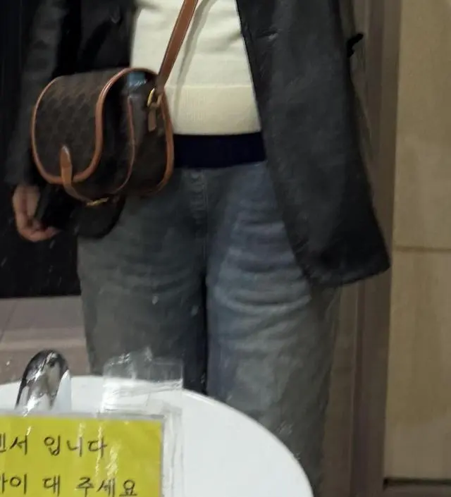 후기가 좋아서 구매해봤는데 만족스럽습니다ㅎㅎ 다른 옷도 보러왓어요!!!