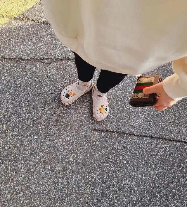 베이지 최악이요. 2년전이랑 같은걸로 구매했는데 넘 얇은거 왔어요. 속옷이 다 보여서