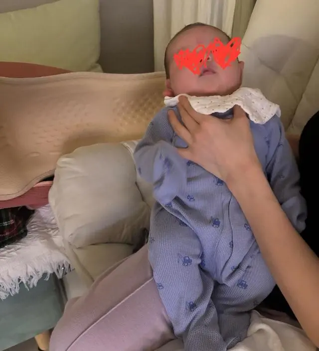 똑딱이 단추인 줄  알고 대충보고 산 건 실수였지만 소재가 부드러워서 아기 안을 때 괜