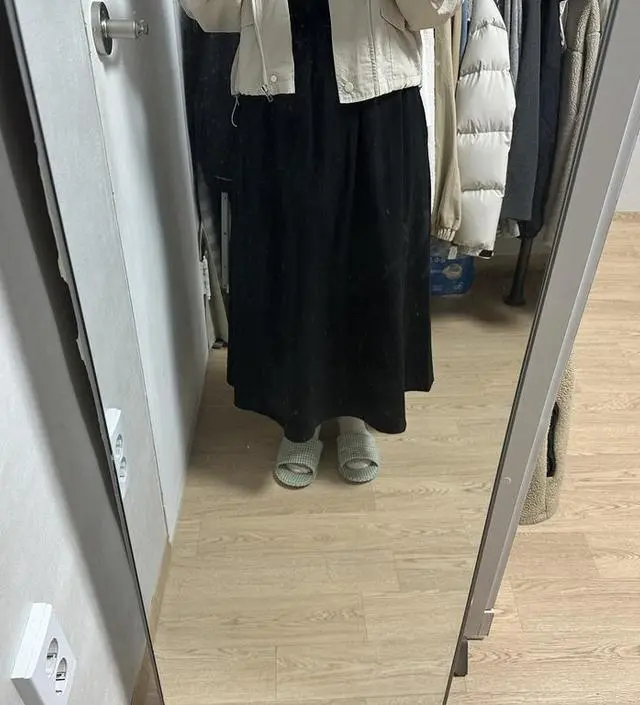 키159 길이는 무난하고 치마 두께감은 한여름 제외하면 입을수있을꺼같아여~ 지금은 날
